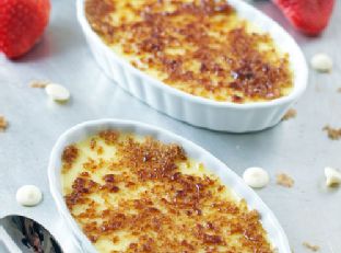 Baltojo šokolado kreminė brulė su braškėmis {Creme Brulee rinkinio dovana}