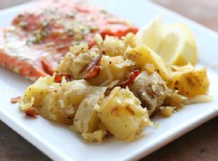 Karštos vokiškos bulvių salotos su raugintais kopūstais